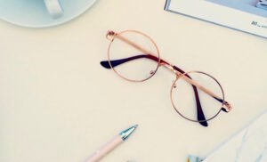 Texte korrigieren: Schreibtisch mit Brille, Stift, Kaffeetasse