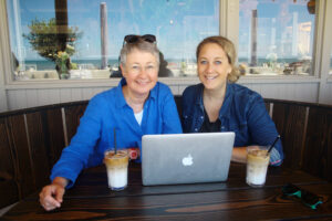 Foto mit Susanne Jestel und Britta Just bei der Arbeit