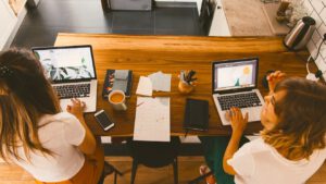 Zwei Frauen schreiben gemeinsam